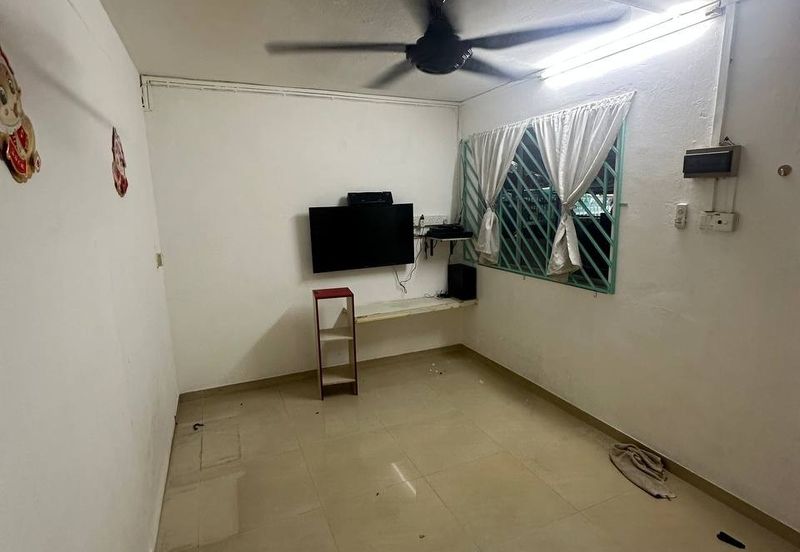 Jalan Dataran/ 2 Storey Low Cost/ Kempas/ 2bed 1bath/ Renovated/ Cheap