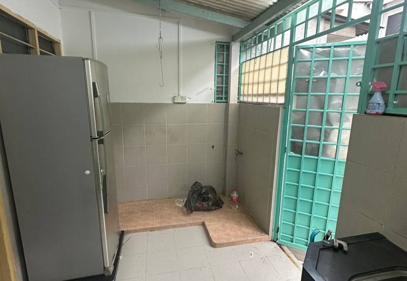 Jalan Dataran/ 2 Storey Low Cost/ Kempas/ 2bed 1bath/ Renovated/ Cheap