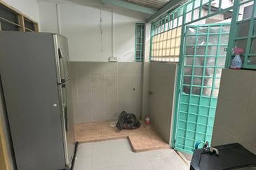 Jalan Dataran/ 2 Storey Low Cost/ Kempas/ 2bed 1bath/ Renovated/ Cheap