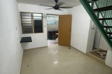 Jalan Dataran/ 2 Storey Low Cost/ Kempas/ 2bed 1bath/ Renovated/ Cheap