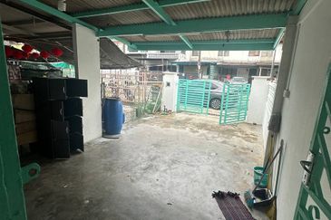 Jalan Dataran/ 2 Storey Low Cost/ Kempas/ 2bed 1bath/ Renovated/ Cheap