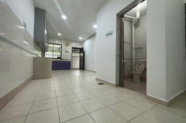 Puteri Wangsa/ Jalan Lembing/ 22x90/ 5bed 3bath/ Good Condition/ Cheap