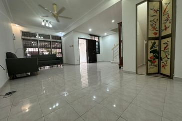Puteri Wangsa/ Jalan Lembing/ 22x90/ 5bed 3bath/ Good Condition/ Cheap