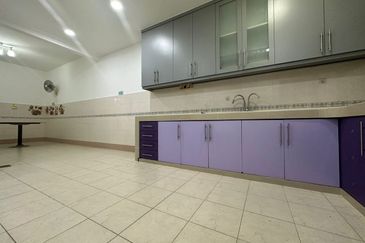 Puteri Wangsa/ Jalan Lembing/ 22x90/ 5bed 3bath/ Good Condition/ Cheap