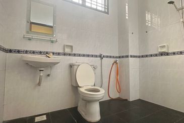 Puteri Wangsa/ Jalan Lembing/ 22x90/ 5bed 3bath/ Good Condition/ Cheap