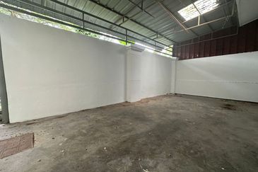 Puteri Wangsa/ Jalan Lembing/ 22x90/ 5bed 3bath/ Good Condition/ Cheap