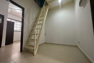 Puteri Wangsa/ Jalan Lembing/ 22x90/ 5bed 3bath/ Good Condition/ Cheap