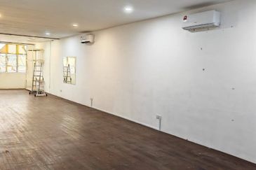 Jalan Lembah/ Seri Alam/ Masai/ Level 2/ Lift/ Office/ Semi Renovated