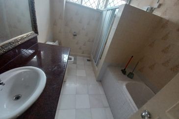 Massive land Freehold single storey Bungalow 