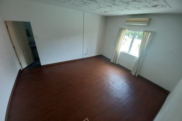 Massive land Freehold single storey Bungalow 