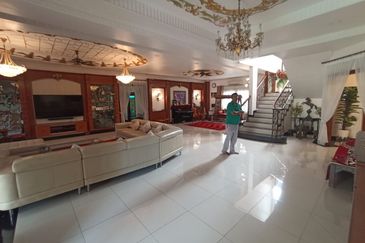 Renovated READY TO MOVE IN BUNGALOW 