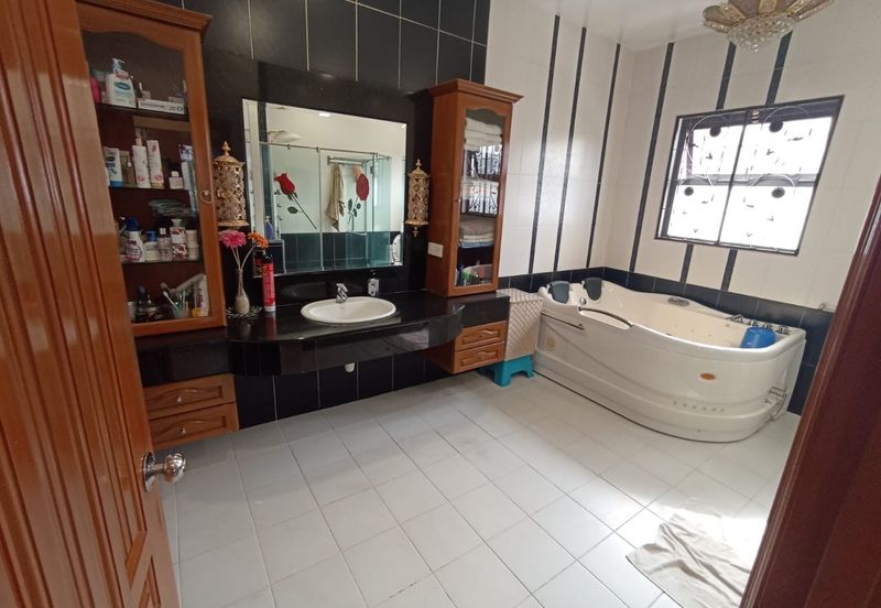 Renovated READY TO MOVE IN BUNGALOW 