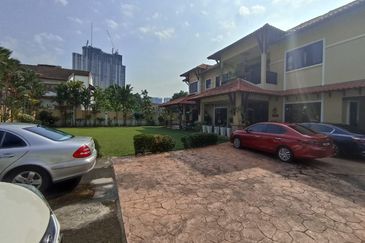 Renovated READY TO MOVE IN BUNGALOW 