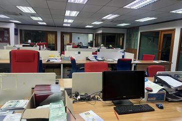 Jalan gasing for sale: terrace house bungalow 3