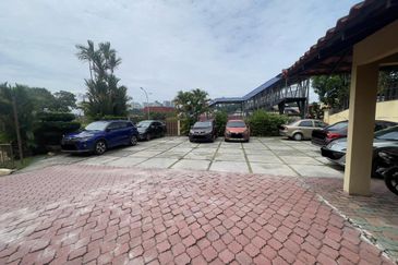 Jalan gasing for sale: terrace house bungalow 3