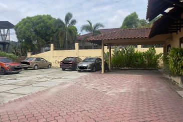 Jalan gasing for sale: terrace house bungalow 3