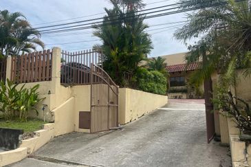 Jalan gasing for sale: terrace house bungalow 3