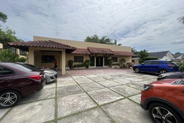 Jalan gasing for sale: terrace house bungalow 3