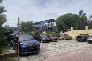 Jalan gasing for sale: terrace house bungalow 3