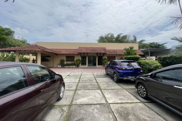 Jalan gasing for sale: terrace house bungalow 3