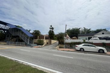 Jalan gasing for sale: terrace house bungalow 3