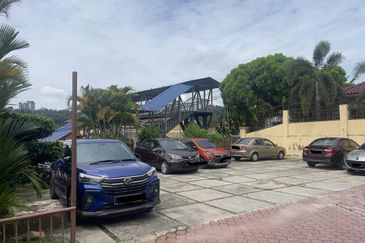 Jalan gasing for sale: terrace house bungalow 3