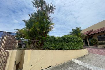 Jalan gasing for sale: terrace house bungalow 3