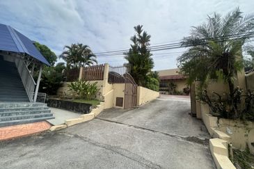 Jalan gasing for sale: terrace house bungalow 3