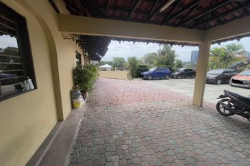 Jalan gasing for sale: terrace house bungalow 3