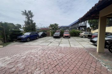 Jalan gasing for sale: terrace house bungalow 3