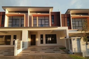 Indah 10, Setia Alam