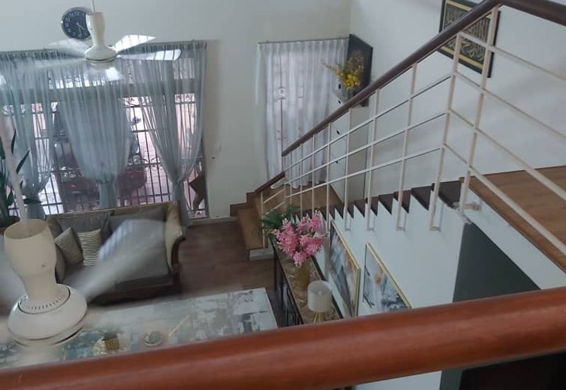 Bandar Enstek (Timur)