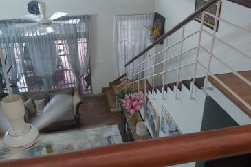 Bandar Enstek (Timur)