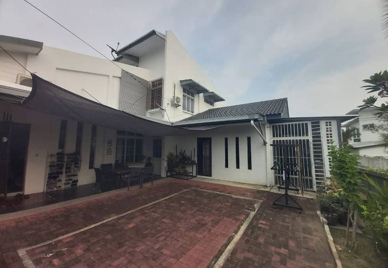 Bandar Enstek (Timur)