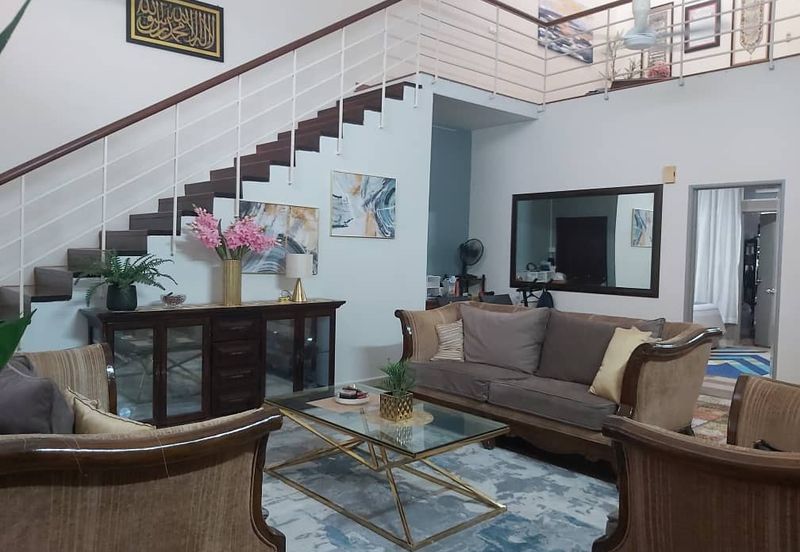 Bandar Enstek (Timur)