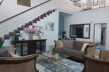 Bandar Enstek (Timur)