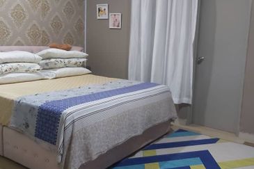 Bandar Enstek (Timur)