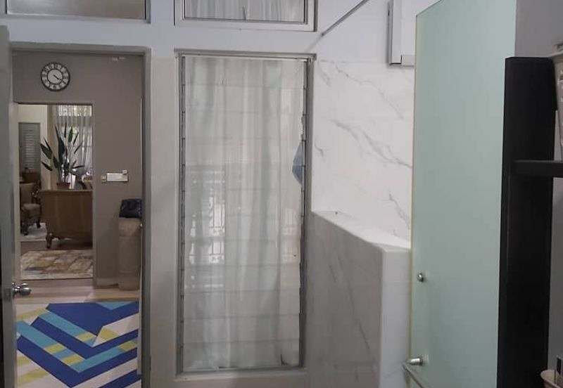 Bandar Enstek (Timur)