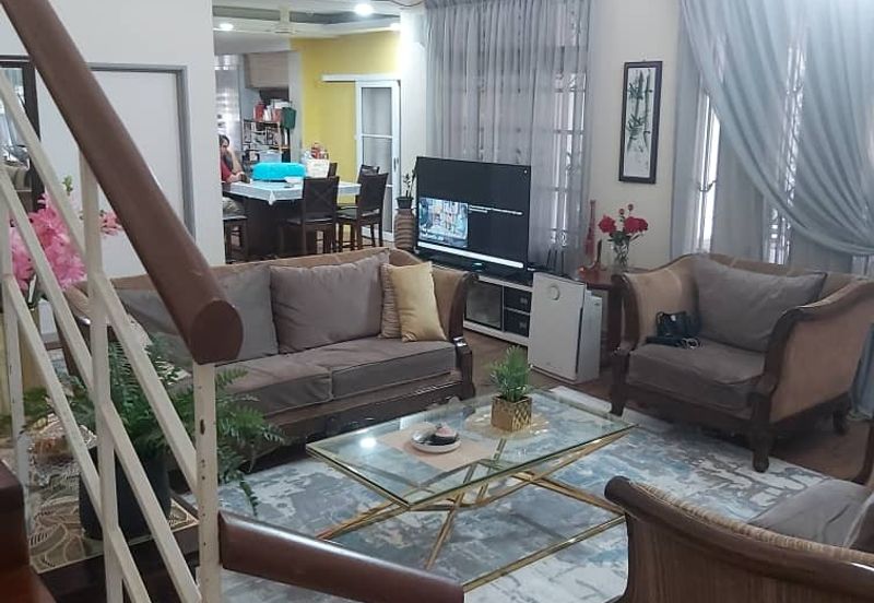 Bandar Enstek (Timur)