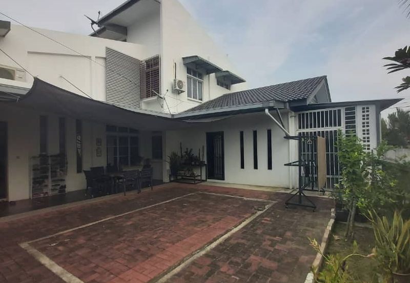 Bandar Enstek (Timur)