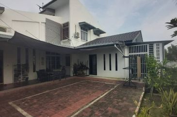 Bandar Enstek (Timur)