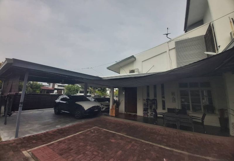 Bandar Enstek (Timur)