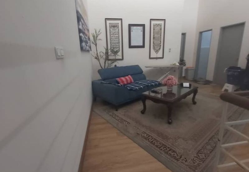 Bandar Enstek (Timur)