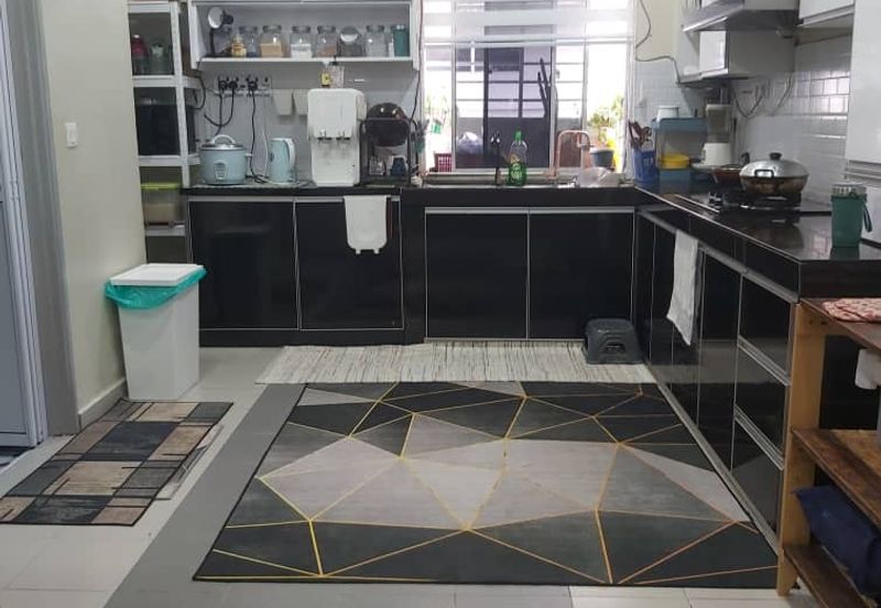 Bandar Enstek (Timur)