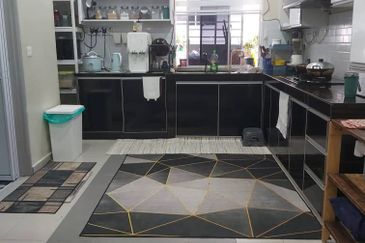 Bandar Enstek (Timur)