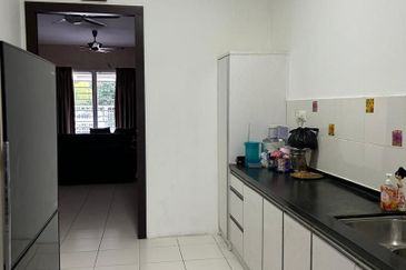 Jalan Timur @ Bandar Baru Enstek