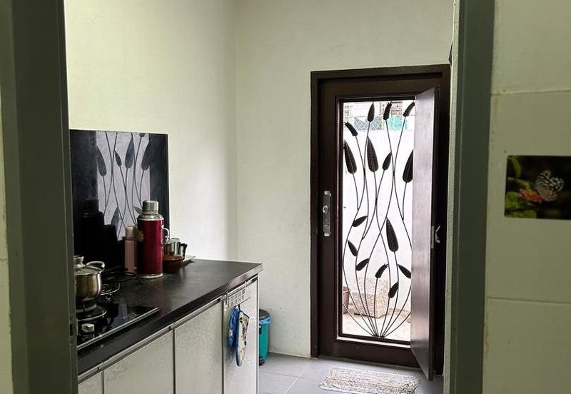 Jalan Timur @ Bandar Baru Enstek