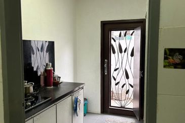 Jalan Timur @ Bandar Baru Enstek