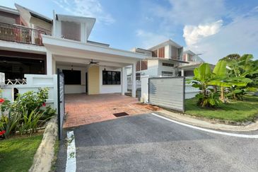 Jalan Timur @ Bandar Baru Enstek