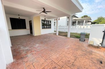 Jalan Timur @ Bandar Baru Enstek